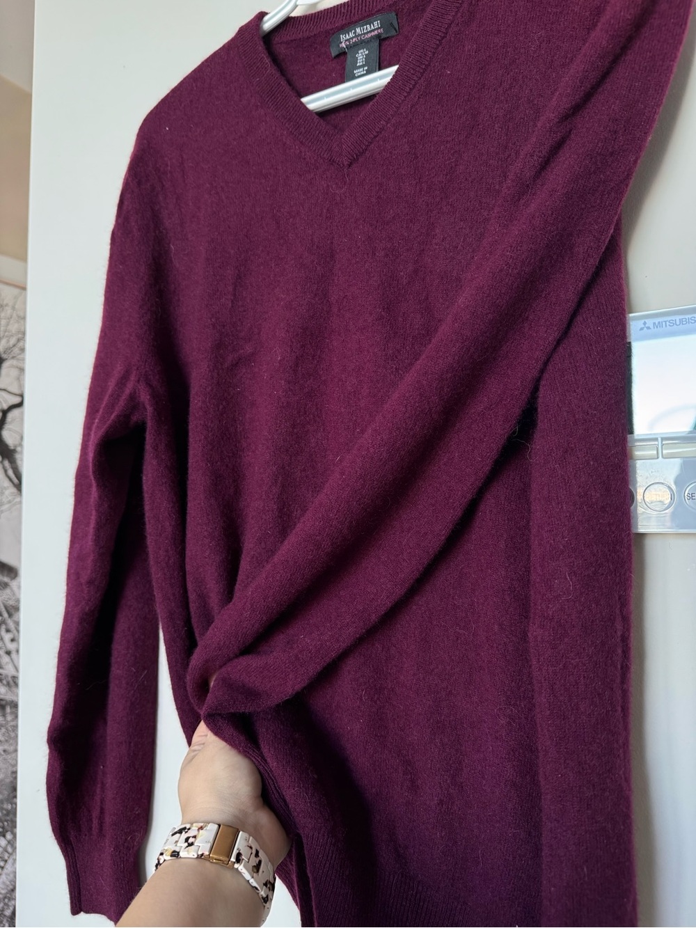 Isaac Mizrahi 100% 2-ply Cashmere V-Neck Sweater in Burgundy